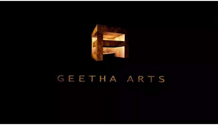 Geetha Arts: గీతా ఆర్ట్స్ ముందు అర్ధ నగ్నంగా సునీత ధర్నా.. కారణం ఇదే!
