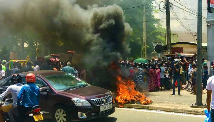 Srilanka Clashes: శ్రీలంకలో హింస, అధికార పార్టీ ఎంపీ మృతి
