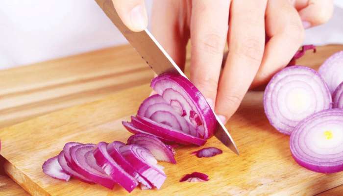 Onion Chopping Without Tears: ఉల్లిపాయ కోసేప్పుడు కంటి నీరు రాకుండా ఉండాలంటే ఇలా చేయండి!