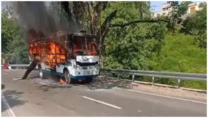 Jammu Kashmir Bus Fire: వైష్ణోదేవి భక్తులతో వెళుతున్న బస్సులో మంటలు..నలుగురు మృతి