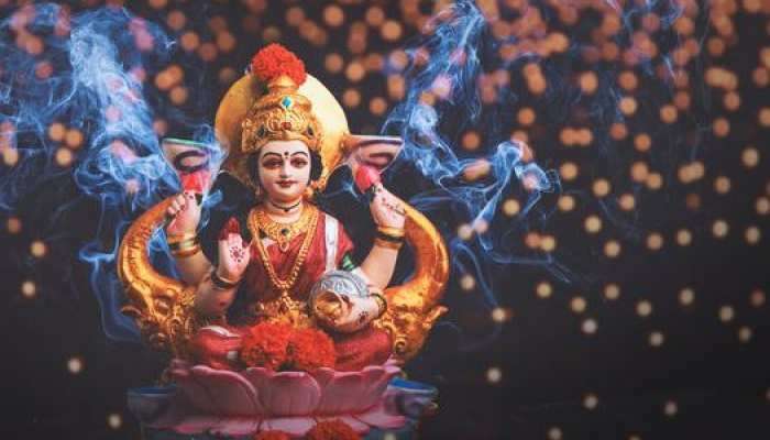 Lakshmi Devi Signs: మీ ఇంట్లో ఆ సంకేతాలు కన్పించాయా..అయితే మీ ఇంట్లో డబ్బులు వచ్చి పడతాయి