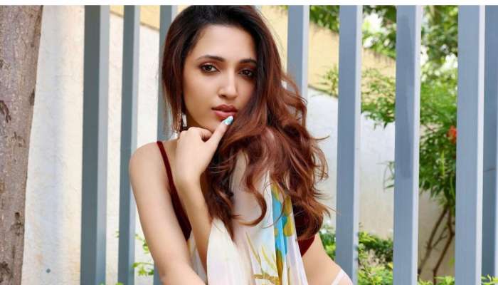 Neha Shetty: టాలీవుడ్ యువ హీరోతో 'డీజే టిల్లు' హీరోయిన్‌ రొమాన్స్.. త్వరలోనే..!