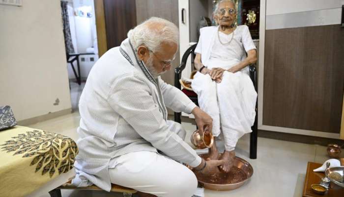 PM Modi: శత వసంతంలోకి హీరాబెన్.. కాళ్లు కడిగి ఆశీర్వాదం తీసుకున్న ప్రధాని మోడీ 