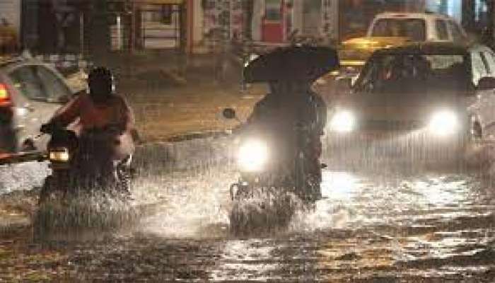 Heavy Rains: అర్ధరాత్రి హైదరాబాద్ లో భారీ వర్షం.. పలు లోతట్టు ప్రాంతాలు జలమయం 