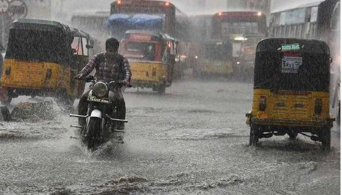 Heavy Rains: హైదరాబాద్ నగరంలో భారీ వర్షం, ట్రాఫిక్‌కు తీవ్ర ఇబ్బందులు