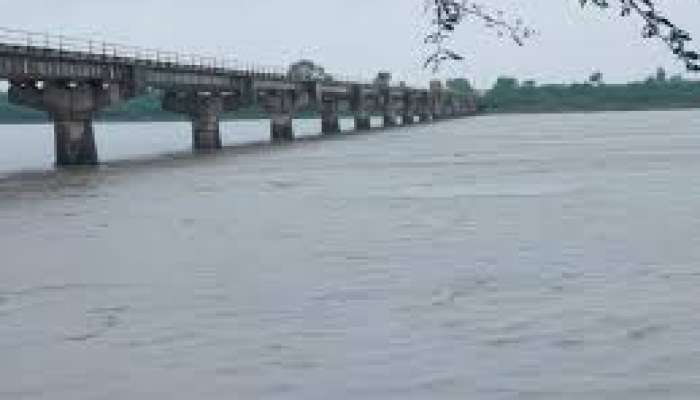 Telangana Floods:కాళేశ్వరం ప్రాజెక్టుకు ఐదు లక్షల క్యూసెక్కుల వరద.. గోదావరిలో ప్రమాదకరంగా నీటిమట్టం 