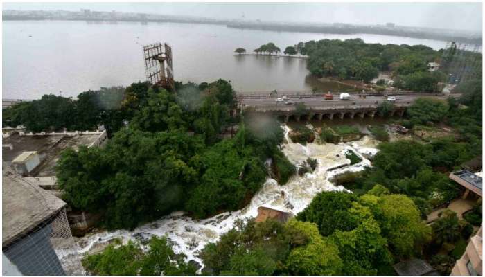 Hyderabad Floods: హుస్సేన్ సాగర్ గేట్లు ఓపెన్.. వరద గండంలో హైదరాబాద్.. జీహెచ్ఎంసీ హై అలెర్ట్ 