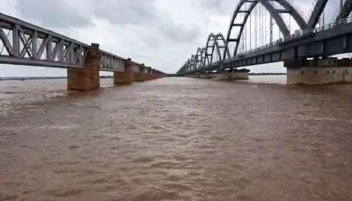 Godavari Floods: రేపు గోదావరి నదికి మూడవ ప్రమాద హెచ్చరిక, లంక గ్రామాలకు బాహ్య ప్రపంచంతో సంబంధాలు కట్
