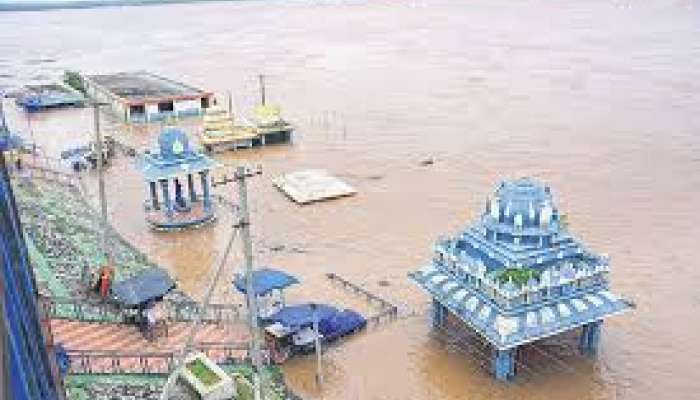 Godavari Floods: నీటమునిగిన భద్రాచలం.. ధవళేశ్వరంలో చివరి ప్రమాద హెచ్చరిక! గోదావరి తీర ప్రాంతాలు కకావికలం.. 