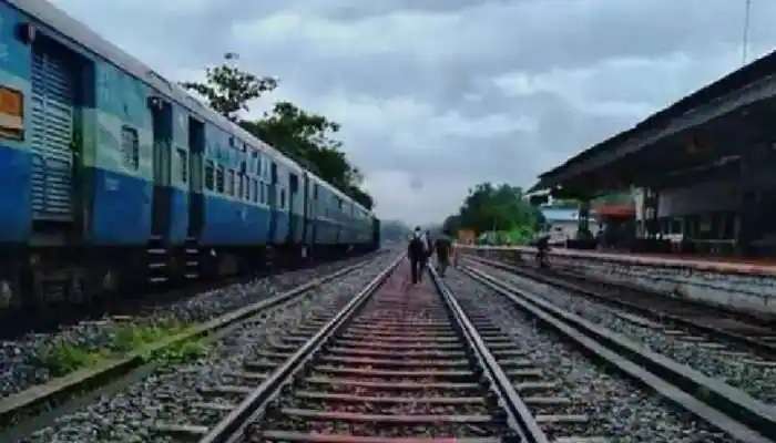 Indian Railways: రైళ్లు పట్టాలపైనే ఎందుకు వెళ్తాయి, రోడ్లపై ఎందుకెళ్లవు