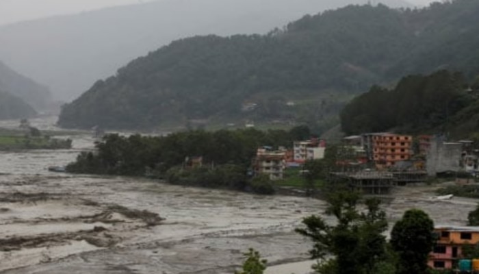 Nepal: నేపాల్‌లో వరుణుడి ఉగ్రరూపం.. కొండచరియలు విరిగిపడి 17 మంది దుర్మరణం..