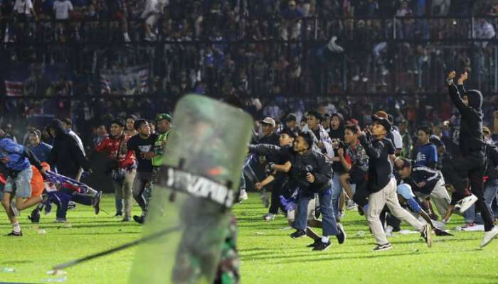 FOOTBALL FANS FIGHT: రక్తపాతంగా మారిన ఫ్యాన్స్ ఫైట్.. 129 మందిని బలి తీసుకున్న ఫుట్ బాల్ మ్యాచ్