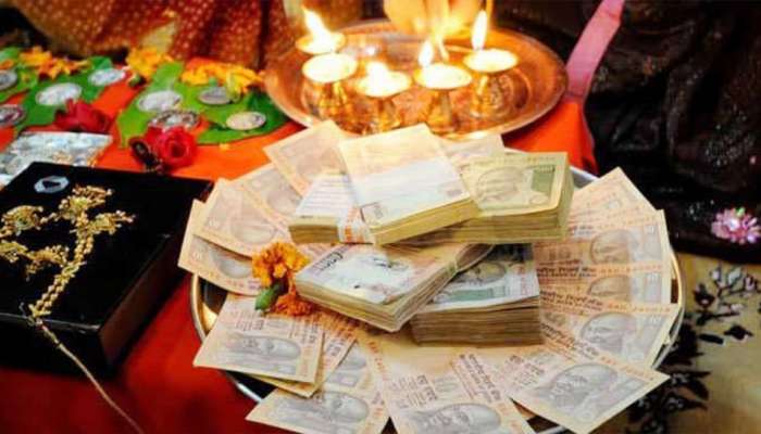 Dhanteras Significance: దంతేరస్ నాడు ఆ వస్తువు తప్పకుండా కొనాల్సిందే, అలా చేస్తే ఏమౌతుంది