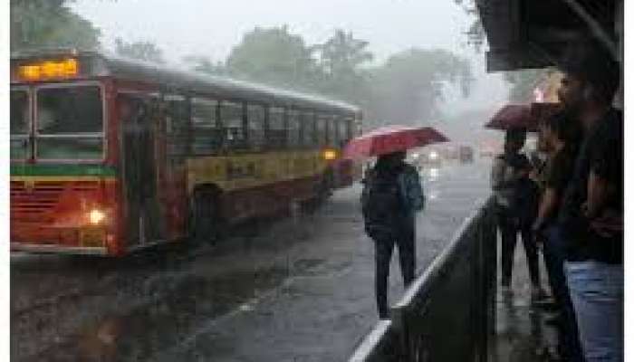 Hyderabad Rain Alert:  హైదరాబాద్ లో దంచికొట్టిన వాన.. లోతట్టు ప్రాంతాలు జలమయం.. మరో రెండు రోజులు అలర్ట్