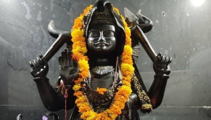 Shani Dev: శనిదేవుడి చెడు దృష్టి నుంచి బయటపడటానికి.. శనివారం సూర్యాస్తమయం తర్వాత ఇలా చేయండి..