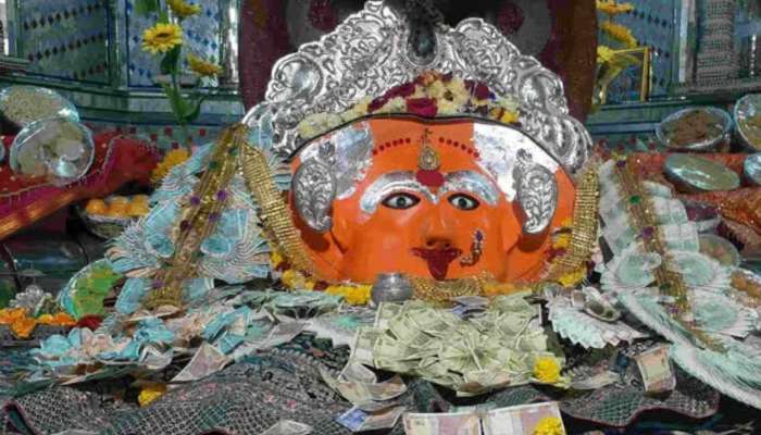 Kali Mata Temple Prasad Money: ప్రసాదం బదులుగా డబ్బులు పంచిన పూజారి.. ఎగబడ్డ జనాలు!