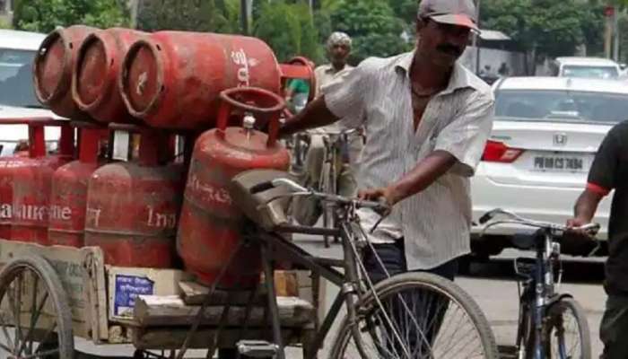 LPG Cylinder Price Hike: న్యూ ఇయర్ తొలి రోజే షాక్.. మళ్లీ పెరిగిన గ్యాస్ ధరలు