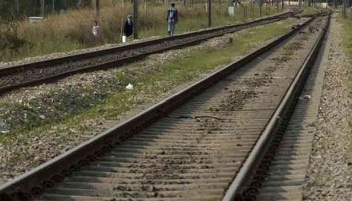 Train Accident: నెల్లూరులో ఘోర ప్రమాదం.. రైలు ఢీకొని ముగ్గురు మృతి