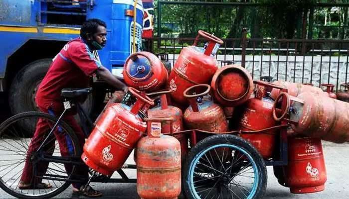 Gas Cylinder Price: భారీగా పెరిగిన గ్యాస్ ధర, 350 రూపాయలు పెరిగిన గ్యాస్ సిలెండర్