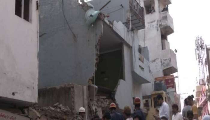 Building Collapses Video: ఢిల్లీలో కుప్పకూలిన నాలుగు అంతస్తుల భవనం.. వీడియో చూశారా..!