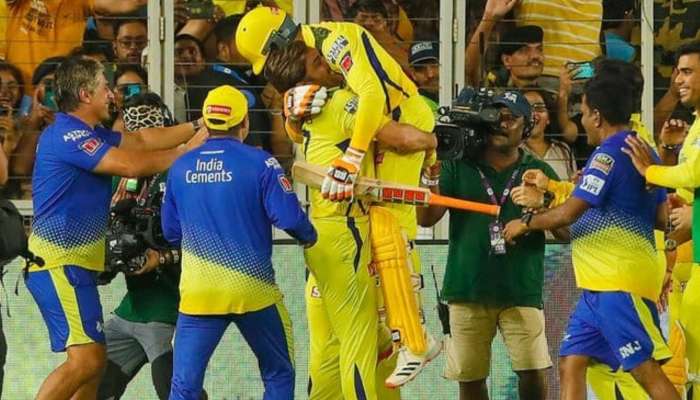 MS Dhoni-Jadeja Viral Video: జడేజాను ఎత్తుకుని.. కంట తడిపెట్టిన ఎంఎస్ ధోనీ! వైరల్ వీడియో