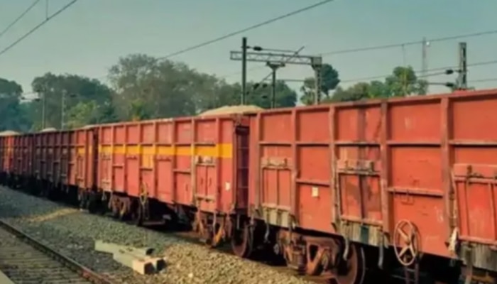 Anakapalli Train Accident: పట్టాలు తప్పిన గూడ్స్ రైలు.. జన్మభూమి, సింహాద్రితో సహా పలు రైళ్లు రద్దు