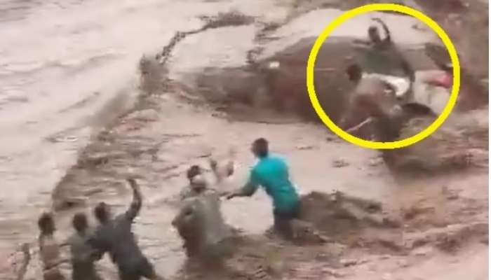 Floods Viral Video: నదిలో కొట్టుకుపోతున్న కారు.. ప్రాణాలు పణంగా పెట్టి మహిళను కాపాడిన స్థానికులు 