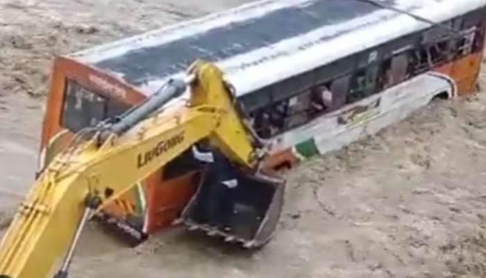 Bus Stuck In River: నదిలో చిక్కుకున్న బస్సు.. 40 మంది ప్రయాణికులను ఎలా రక్షించారో చూడండి