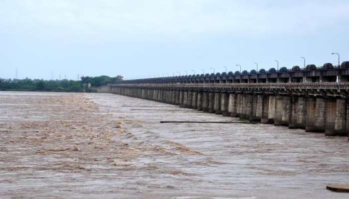 Godavari Floods: గోదావరికి పోటెత్తుతున్న వరద నీరు, రేపు ధవళేశ్వరం వద్ద మొదటి ప్రమాద హెచ్చరిక జారీ