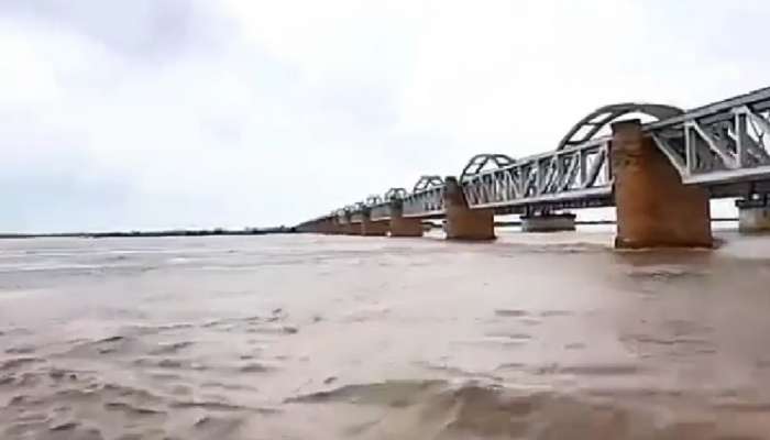 Godavari Floods: ఉగ్రరూపంతో గోదావరి, ధవళేశ్వరం వద్ద రెండవ ప్రమాద హెచ్చరిక జారీ