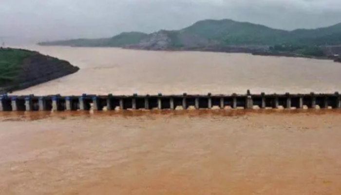 Godavari floods: భద్రాచలం వద్ద ఉప్పొంగిన గోదావరి.. మూడో ప్రమాద హెచ్చరిక జారీ..