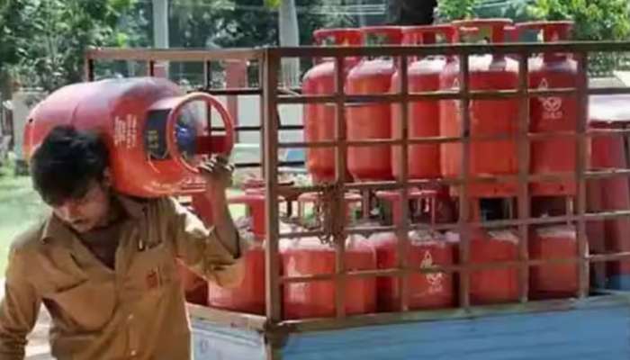 Gas Cylinder Price Today: గ్యాస్ వినియోగదారులకు గుడ్‌న్యూస్.. భారీగా తగ్గిన సిలిండర్ ధర