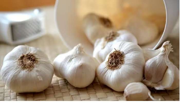 Garlic Side Effects: వెల్లుల్లి పరిమితి దాటి తింటే ఈ అనారోగ్య సమస్యలు తప్పవు