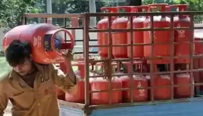 LPG Gas Cylinder Price Hike: ఎల్పీజీ గ్యాస్ కస్టమర్లకు షాక్, మరోసారి పెరిగిన సిలెండర్ ధర