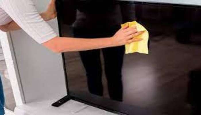 TV Cleaning : టీవీని శుభ్రం చేస్తున్నారా.. ఈ తప్పులు మాత్రం చేయకండి 