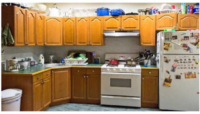 Kitchen Vastu: వంటగదిలో చీపురును పెడుతున్నారా? ఈ పొరపాటును చేస్తే ఎంత ప్రమాదమో తెలుసా?