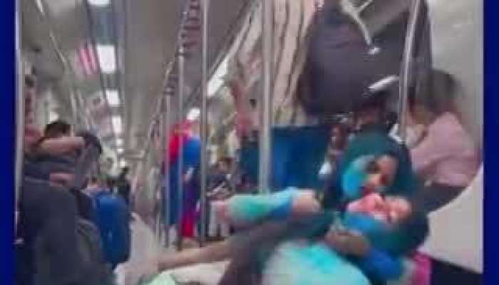 Girls Romantic Dance in Delhi Metro On Goliyon Ki raasleela ram leela ang laga de re song reel goes viral pa