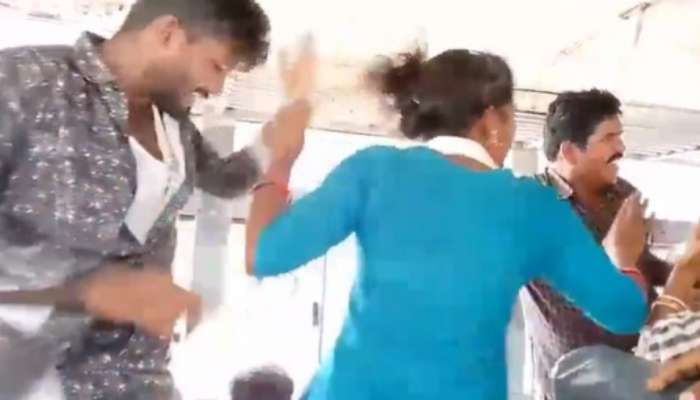 Viral Video: నా భార్య సీట్లోనే కూర్చుంటావా..?.. బస్సులో కోట్లాటకు దిగిన భర్తలు.. వైరల్ వీడియో..