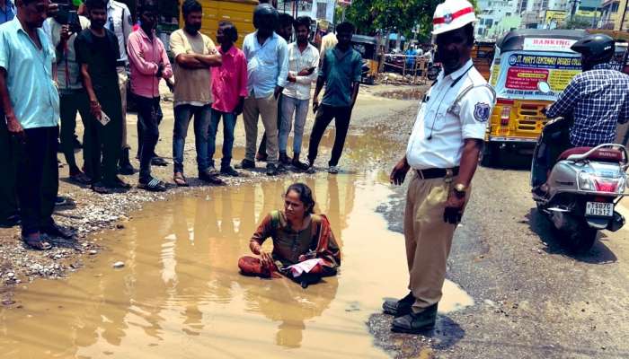 Women Sits In Pothole: రోడ్డు సమస్యపై మౌన నిరసన.. బురదలో కూర్చున్న మహిళ