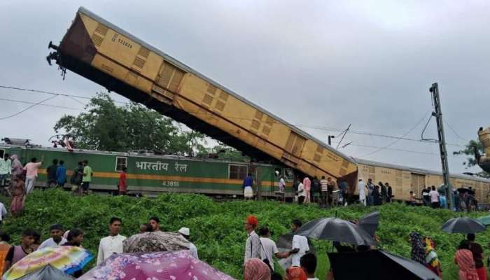 Kanchanjungha Express Accident: ఘోర రైలు ప్రమాదం.. గూడ్స్ పైకి ఎక్కేసిన ఎక్స్ ప్రెస్ ట్రైన్.. వీడియో వైరల్..