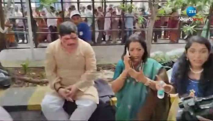 ponnam prabhakar and mayor gadwal vijayalakshmi protest at balkampet yellamma temple pa