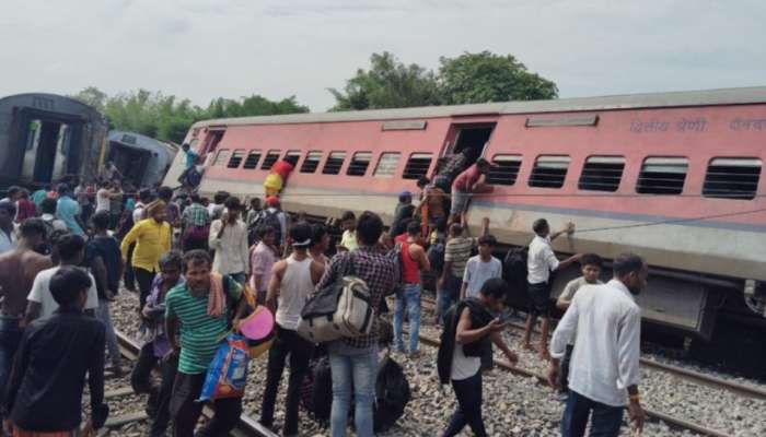 Train Accident: మరో ఘోర రైలు ప్రమాదం.. పట్టాలు తప్పి బోల్తా పడిన ఎక్స్ ప్రెస్.. వైరల్ గా మారిన షాకింగ్ వీడియో..