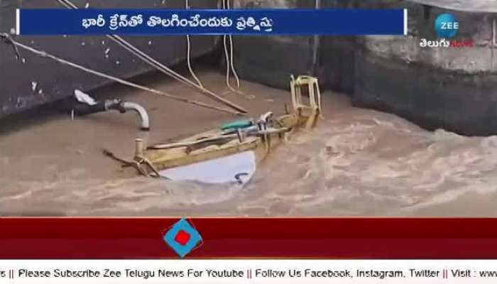 Boat Stuck Middle of Dowleswaram Barrage Gates