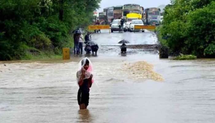 Godavari Floods: మూడో ప్రమాద హెచ్చరిక దిశగా గోదావరి, జలదిగ్భంధనంలో లంక గ్రామాలు