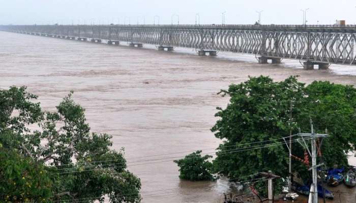 Godavari Floods: భారీగా వరద నీరు, ఉగ్రరూపం దాలుస్తున్న గోదావరి, దిగ్బంధంలో లంక గ్రామాలు