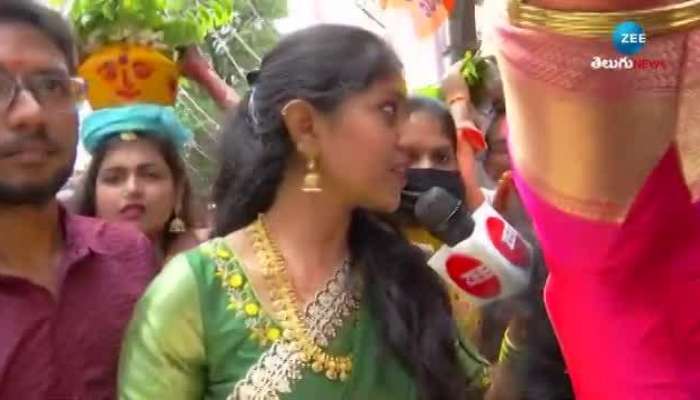 singer Madhu Priya singing a song on bonalu at old city simhavahini temple 2024 pa