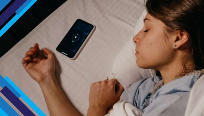  Sleeping With Phone On Bedtime: రాత్రి పడుకునేటప్పుడు మొబైల్ పక్కన పెట్టుకుంటున్నారా? మీ కొంప మునిగినట్టే!!