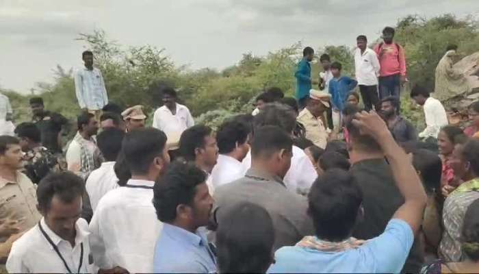 Shock To Uttam Kumar Reddy Villagers Protest While He Is Visiting In Nalgnda District Rv