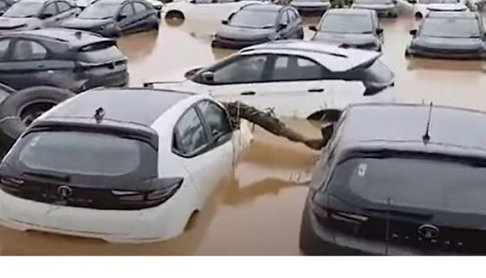 Submerged Bikes &amp; Cars: విజయవాడలో వాహన మెకానిక్‌లకు భారీ డిమాండ్, ఇన్సూరెన్స్ కంపెనీల వద్ద క్యూ