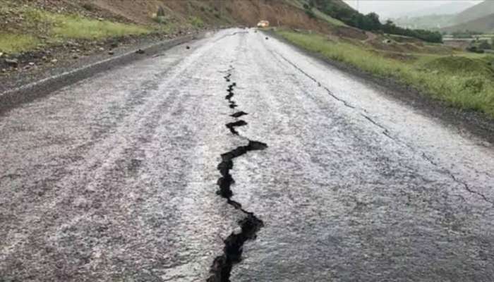 Earth Quake in Telugu States: తెలుగు రాష్ట్రాలలో భూ ప్రకంపనలు.. భయాందోళనలో ప్రజలు..!